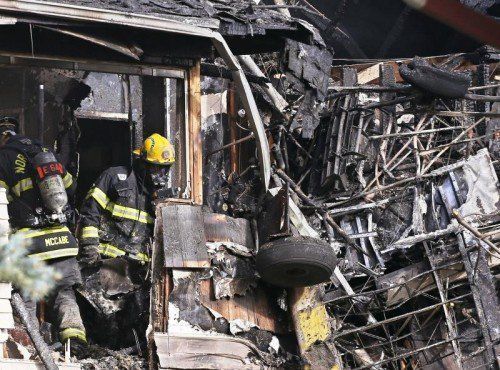 Der Flugzeugabsturz riss ein Loch in die Wand des Hauses in Northglenn, Colorado. Der Pilot wurde kaum verletzt. FOTO: AP