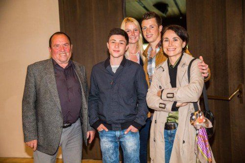 Der Künstler (li.) mit seiner Frau Bettina, den Söhnen Laurin und David mit Saskia.