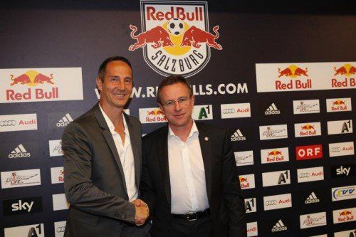 Der neue „Bullen“-Chef Adi Hütter (l.) bei seiner Vorstellung zusammen mit Sportchef Ralf Ragnick. gepa