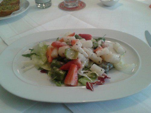  Der Salat aus weißem und grünem Spargel mit Bodenseeerdbeeren.  