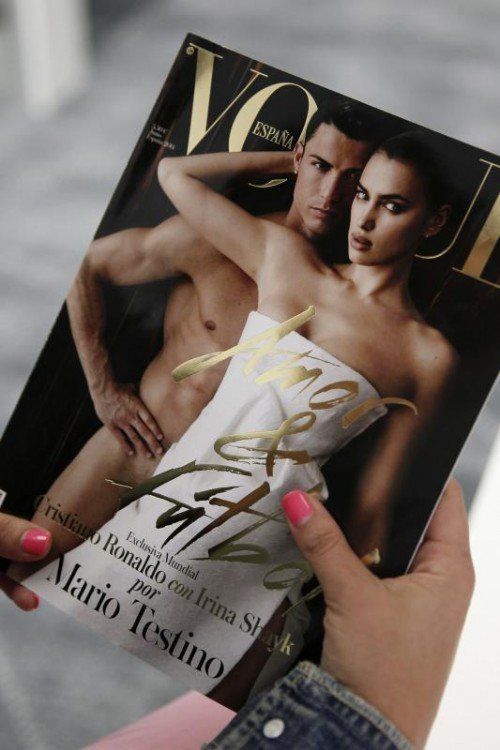 Der Superstar posiert nackt hinter seiner Freundin Irina Shayk. EPA