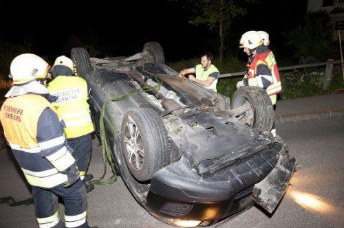 Der verunfallte Pkw wurde von den Einsatzkräften wieder auf die Räder gestellt, der Lenker zur Kontrolle ins Spital gebracht.  Foto: Mathis  