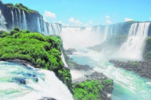 Die Eindrucksvollen Iguazu Wasserfälle an der Grenze zu Argentinien. Foto: Lev Kropotov