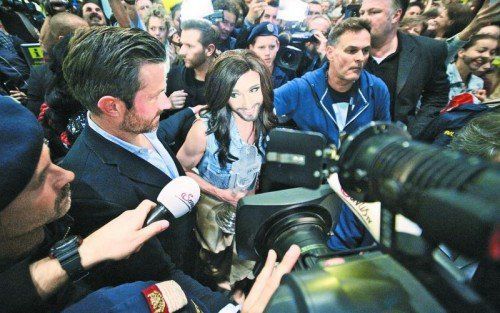 Die frischgebackene Song-Contest-Gewinnerin Conchita Wurst wurde von einem riesigen Aufgebot an Fotografen und zahlreichen Fans empfangen. Fotos: APA, AP