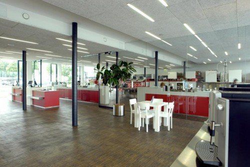 Die „Gläserne Service-Fabrik“ von Jura am Standort in Röthis.  Foto: Jura