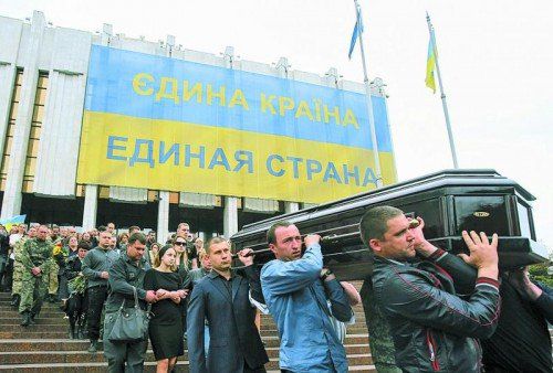 Die Ukraine im Ausnahmezustand: In Kiew wurde gestern ein Soldat beigesetzt, der bei Kämpfen am Freitag umgekommen war.  FotoS: RTS