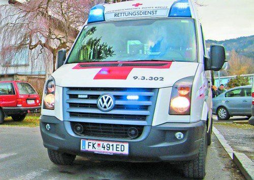 Die Unfalllenkerin wurde ins Krankenhaus gebracht. symbolFoto: VN