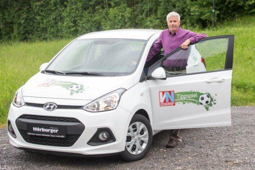 Dietmar Hörburger vom Autohaus Hörburger präsentiert den Hauptgewinn: einen Hyundai i10. Foto: Steurer