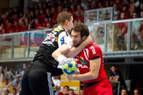 Dominik Schmid wird von Romas Kirveliavicius unsanft gestoppt. Foto: apa