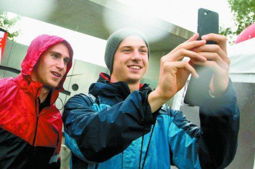 Ein Selfie der österreichischen Zehnkampf-Dominiks für die Fans zu Hause: Dominik Siedlaczek lichtet sich mit Dominik Distelberger ab.