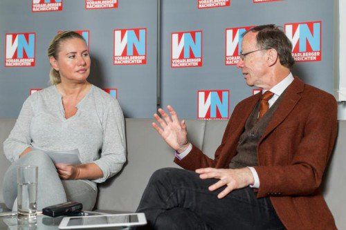 EU-Kandidat Eugen Freund erklärt VN-CR Verena Daum-Kuzmanovic, was es mit dem Spionagevorwurf auf sich hat. FOTO: VN/STEURER