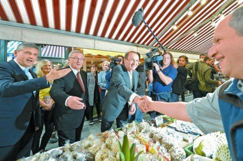 EU-Wahlkämpfer auf dem Wiener Naschmarkt (v.l.): Michael Spindelegger, Jean-Claude-Juncker und Othmar Karas. Foto: APA