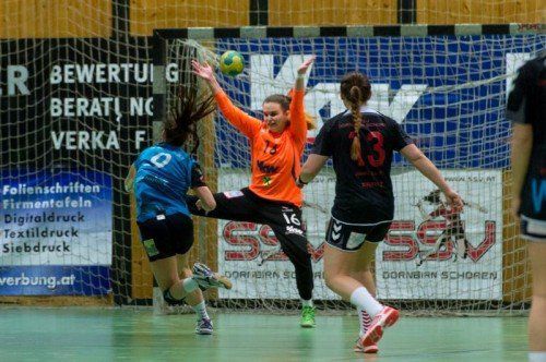 Feldkirchs Nadja Ströhle konnte SSV-Schoren-Torfrau Bettina Thöni im Derby fünf Mal bezwingen. Foto: vn/Stiplovsek