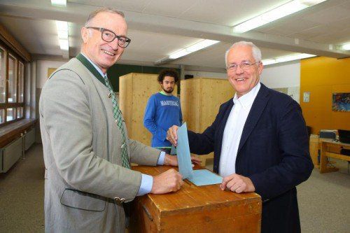 Gab die Stimme topgelaunt bei Bürgermeister Ludwig Muxel (l.) in Lech ab: Ex-EU-Parlamentarier Hans-Peter Martin.