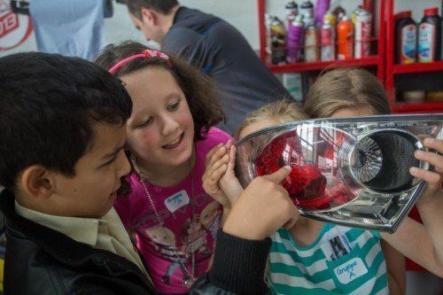 Ganz nach dem Motto „schaffa“ und „werkla“ inspizierte die dritte Klasse der Volksschule Blattur in Götzis die Arbeit eines Automechanikers.  Foto: VN/Steurer