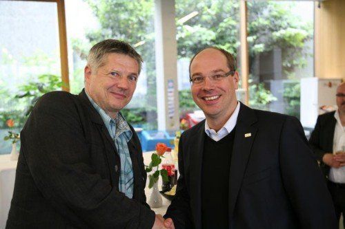 Geschäftsführer Mag. Stefan Fitz-Rankl (r.) gratuliert dem neuen Rektor Dr. Oskar Müller. Bild: FH Vorarlberg
