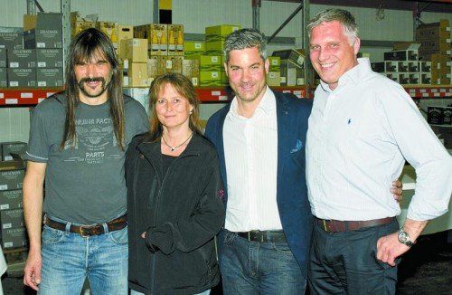 Geschäftsführer Wolfgang Sila mit Ingrid sowie Winzer Manfred Bannert und Geschäftsführer Hanno Kleinbrod (v. l.). Fotos: Franc