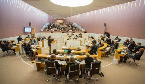 Ging vor voll besetzten Zuhörerrängen über die Bühne: die 4. Landtagsitzung in diesem Jahr. Foto: VN/Steurer