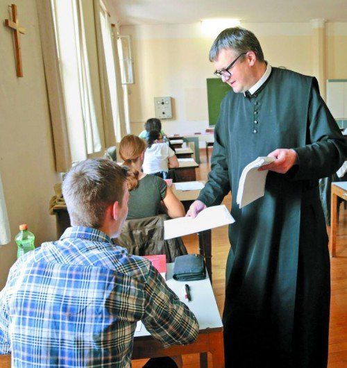 Gymnasium St. Paul: Pater Petutschnig verteilt Fragen. Foto: APA