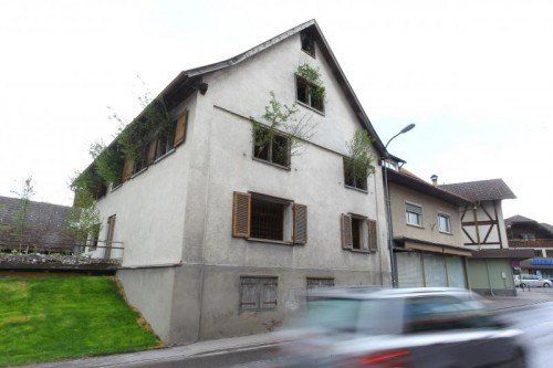 Haus Ringstraße gegenüber von Elektro Tschanett;