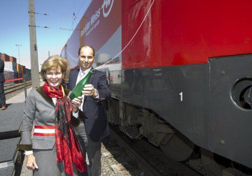 Heidi Senger-Weiss und Georg Kasperkovitz (Rail Cargo) taufen die Kooperationslokomotive.  Foto: VN/Paulitsch