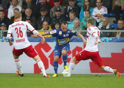 Horns Harun Erbek (Mitte) versucht sich gleich gegen zwei „Bullen“, links Martin Hinteregger und rechts Florian Klein. Foto: gepa