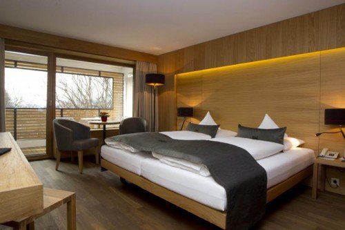 Hoteldirektorin Susanne Denk: „In unserem Hotel haben wir auf heimische Materialen gesetzt und achten auf Nachhaltigkeit.“  VN/Paulitsch