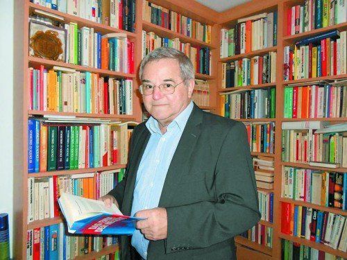 Hubert Regner beschäftigt sich in seiner Bibliothek mit Kultur- und Wissenschaftsgeschichte. Foto: Privat