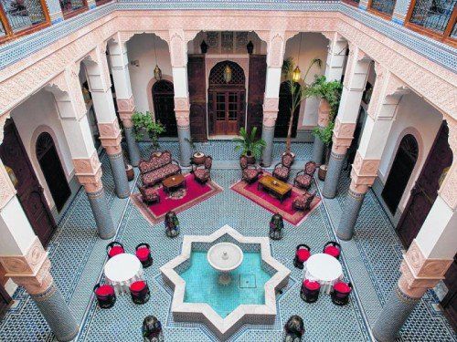 In den prachtvollen Innenhöfen der Riads ist es auch im Sommer angenehm kühl. Foto: James Dougan