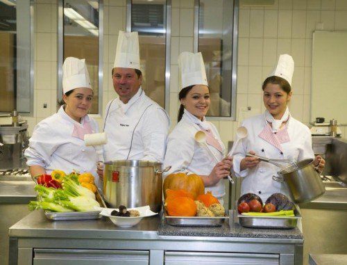 In der Landesberufsschule Lochau profitieren die Schüler von Wolfgang Poniers Fachwissen. Foto: VN/Paulitsch