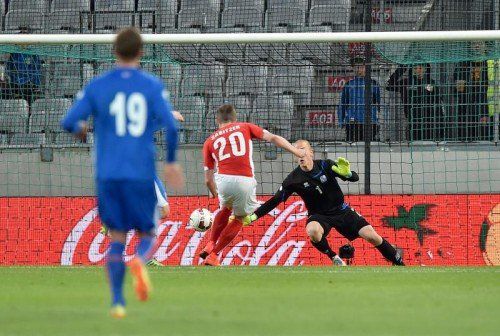 INNSBRUCK,AUSTRIA,30.MAI.14 - FUSSBALL - OEFB Laenderspiel, Oesterreich vs Island, Freundschaftsspiel. Bild zeigt Marcel Sabitzer (AUT) und Hannes Por Halldorsson (ISL). Keywords: Tor.
Foto: GEPA pictures/ Florian Ertl