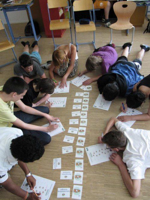 Jugendliche lernen für den Erwerb des Finanzführerscheins.  FOTO: ifs  