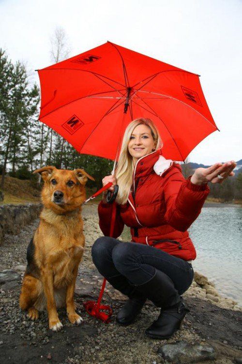 Julia aus Frastanz lässt ihre Hündin Cora nicht im Regen stehen. Foto: VN/Hofmeister