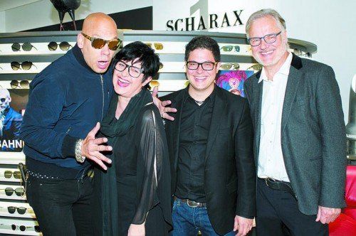 Künstler und Designer Ralph Anderl („ic! Berlin“) mit Susanne, Alexander und Peter Scharax (v. l.). Fotos: Franc