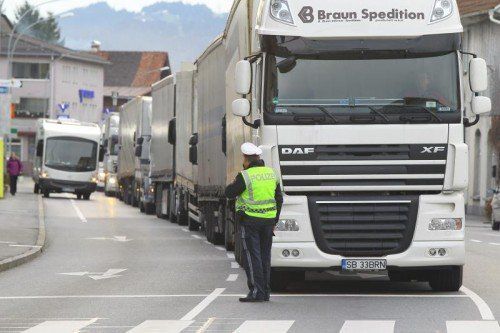 Lkw stauen sich vor allem auch an der Grenze zur Schweiz. Foto: VN