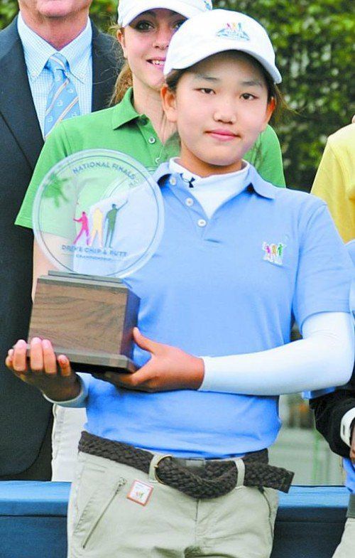 Lucy Li mit dem Pokal für den Sieg bei der Qualifikation. Foto: ap