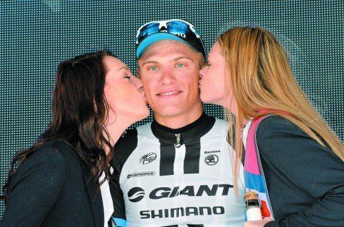 Marcel Kittel hat sich die Siegerbussis verdient. Foto: ap