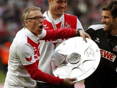 Meistermacher Peter Stöger präsentiert den Meisterteller. Foto: dpa
