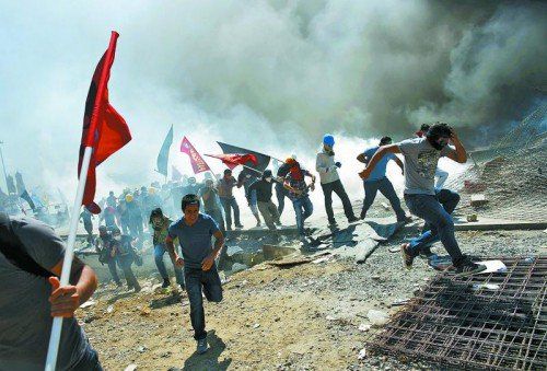 Mit Wasserwerfern und Pfefferspray geht die türkische Polizei bis heute gegen die Demonstranten vor. Foto: RTS