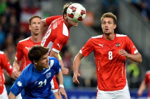 Mittelfeldmotor Christoph Leitgeb gewinnt das Kopfballduell. Seine Teamkollegen Marc Janko (l.) und Stefan Ilsanker sind interessierte Beobachter. Foto:gepa