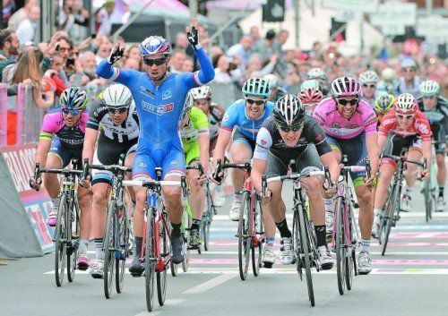 Nacer Bouhanni gibt auf der siebten Etappe in Foligno dem Rest des Feldes das Nachsehen. Foto: ap