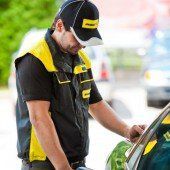 Fahrerflüchtiger vergaß die Zapfpistole am Auto