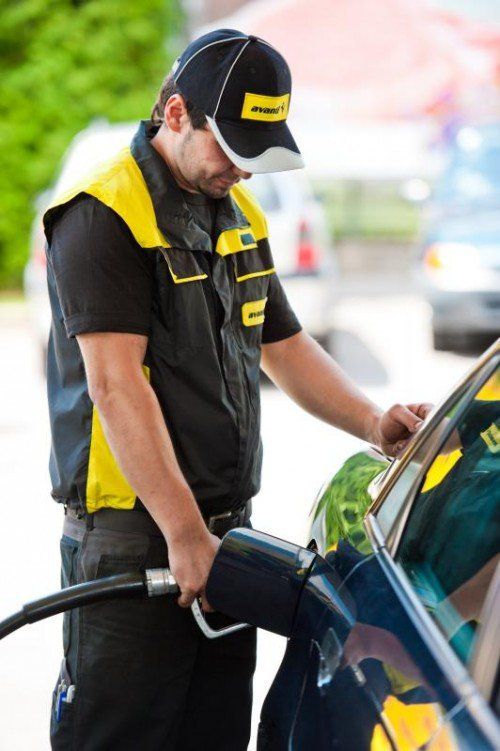 Nach missglücktem Tanken blieb Zapfpistole hängen. Symbol/VN