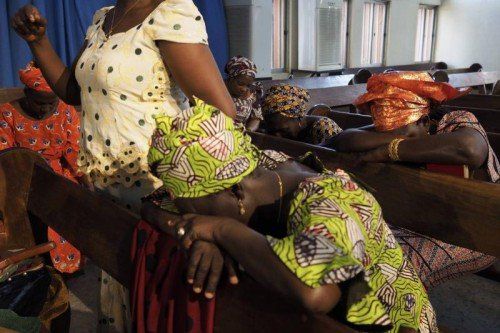Nigerianische Frauen beten in einer Kirche in Abuja für die von Boko Haram entführten Mädchen. FOTO: REUTERS