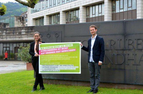 Nina Tomaselli und Daniel Zadra präsentieren ihre Forderungen. GRÜNE