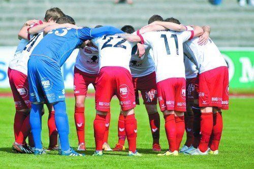 Nur als Einheit geht es: Der FC Dornbirn will sich von den Abstiegsrängen verabschieden. Foto: steurer