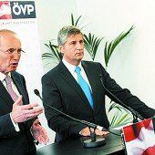 Spindelegger lässt Hahn zappeln