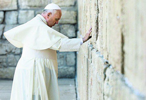 Papst Franziskus an der Klagemauer in Jerusalem. Foto: RTS
