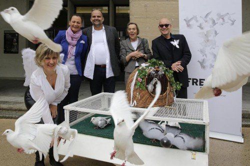 Programmpräsentation mit Freiheits-Taubenflug oder ein besonderes Gruppenbild mit dem Intendanten.  Foto: LT/Köhler