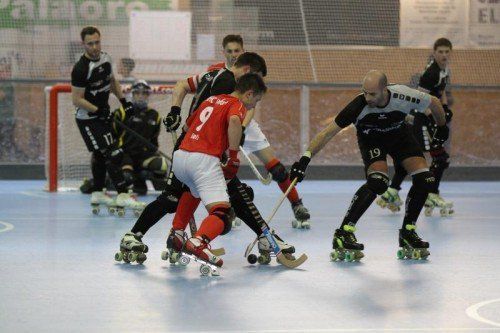 Rollhockey Österreichische Meisterschaft 2014, RHC Wolfurt - RHC Dornbirn in Wolfurt, Marcos Rey Acal 19 (SPA) Spielertrainer (weiss-schwarzes Trikot) RHC Dornbirn